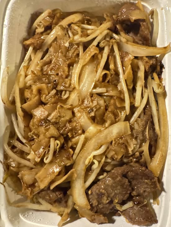87. Stir-Fried Beef with Flat Rice Noodles 乾炒牛河